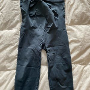 Blanqi maternity leggings in size M, blue.